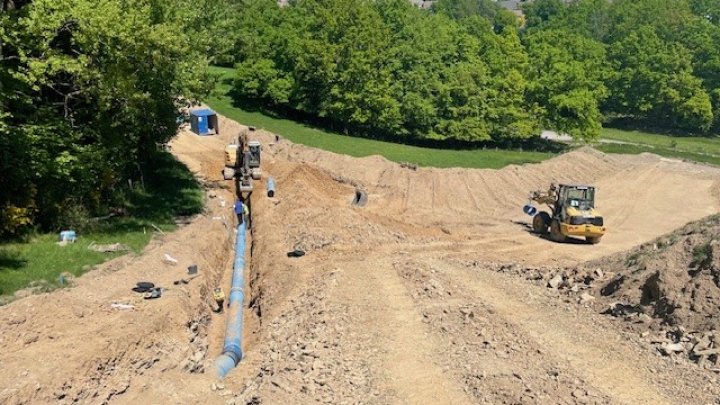 Verlegung der neuen Trinkwasserleitung am Olper Hatzenberg.