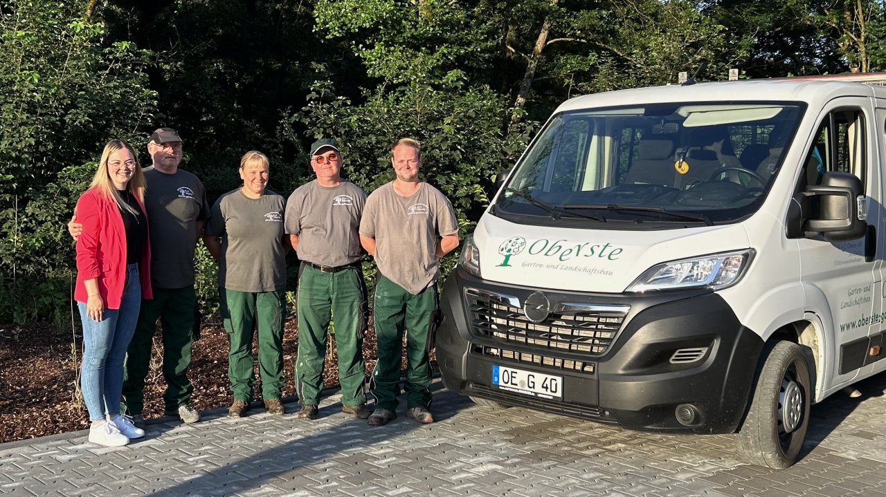 Das Team von „Oberste Garten- und Landschaftsbau“ steht für hohe Qualität und Zuverlässigkeit im Bereich Außenanlagen. von Oberste