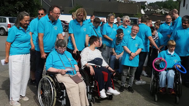 Mit dem Einmarsch und fröhlichem Gesang startet das Jubiläumsfest der AG Miteinander.