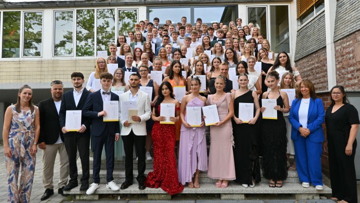 Die Abiturientia 2025 gemeinsam mit der Stufen- und Schulleitung. 84 Abiturienten wurden jetzt...