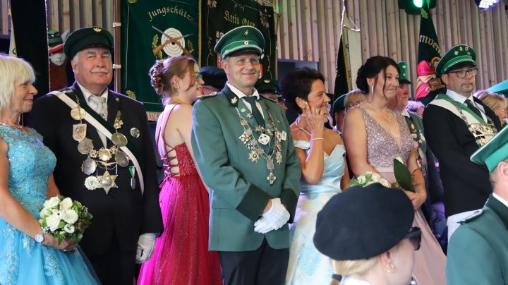 Bilderbogen vom Jubiläumsfestzug zum 75-jährigen Bestehen des Schützenvereins Sporke-Hespecke.