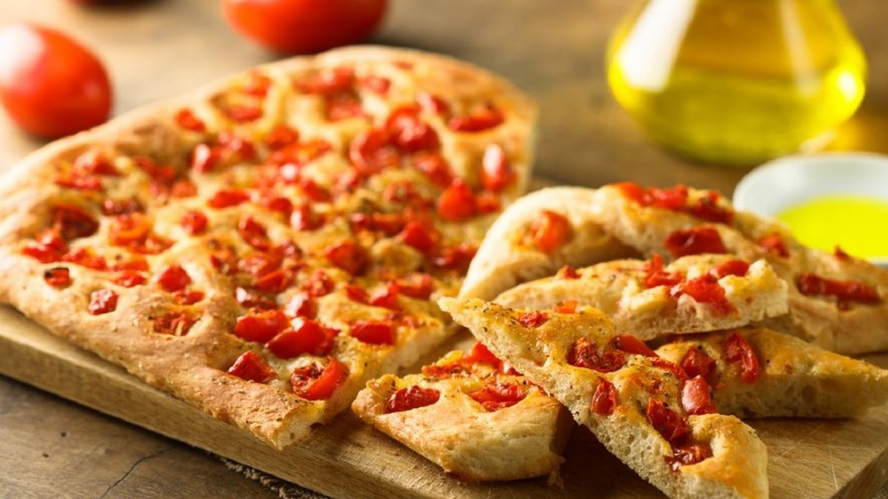 Aus der „Hofstube Deimann“ kommt das heutige Rezept für ein Focaccia-Fladenbrot. von Die Sterne im Sauerland / Hofstube Deimann - Sascha Perrone