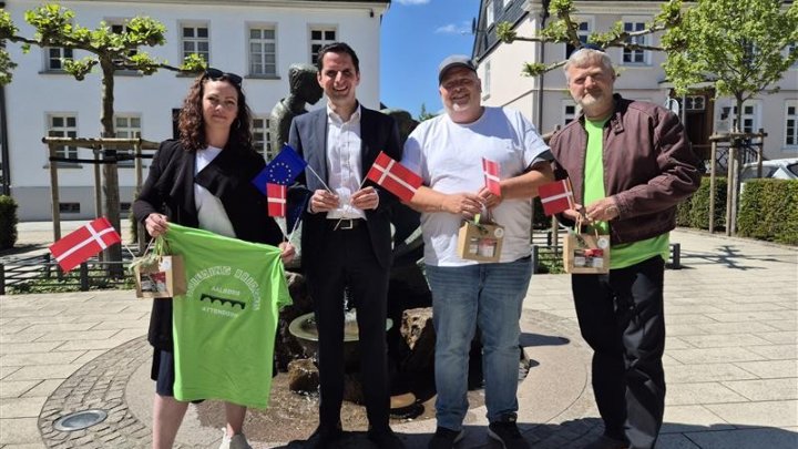 Bürgermeister Christian Pospischil (2.v.l.) empfängt den Besuch aus Dänemark.