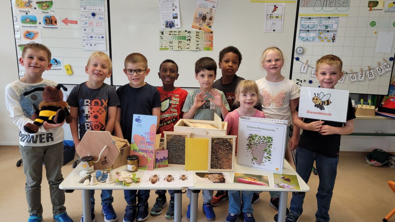 Strahlende Kinderaugen beim Öffnen des Bienen-Sets. von privat