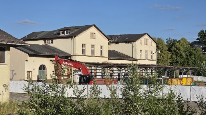 Das alte Bahnhofsgebäude in Olpe wird in den nächsten Wochen abgerissen. Bereits seit Wochen ist...