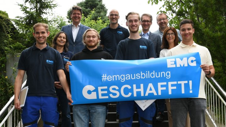Bei der EMG Automation GmbH haben vier Auszubildende ihre Abschlusszeugnisse erhalten.