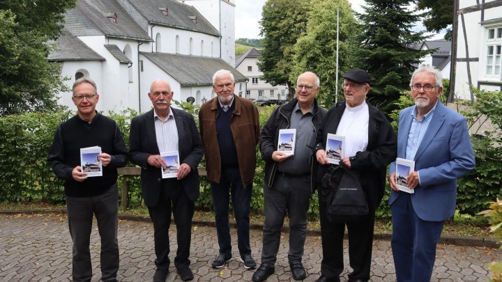 Bei der Vorstellung des Buches über Kirchen und Glocken im Dräulzer Land (v. l.): Pfarrer...