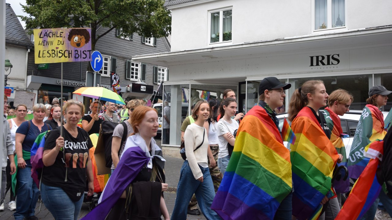 Beim CSD in Olpe machen die Teilnehmer auf die Rechte der queeren Szene aufmerksam. von Leoni Hermes