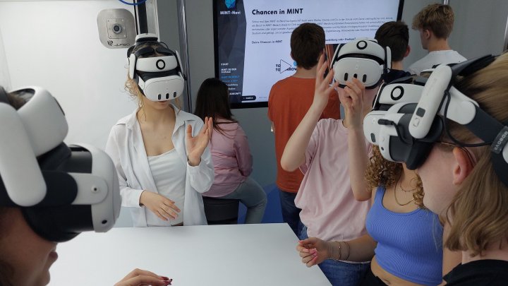 Der Erlebnis-Truck begeisterte die GymSL-Schüler mit modernen Technologien. Dazu gab es Infos...