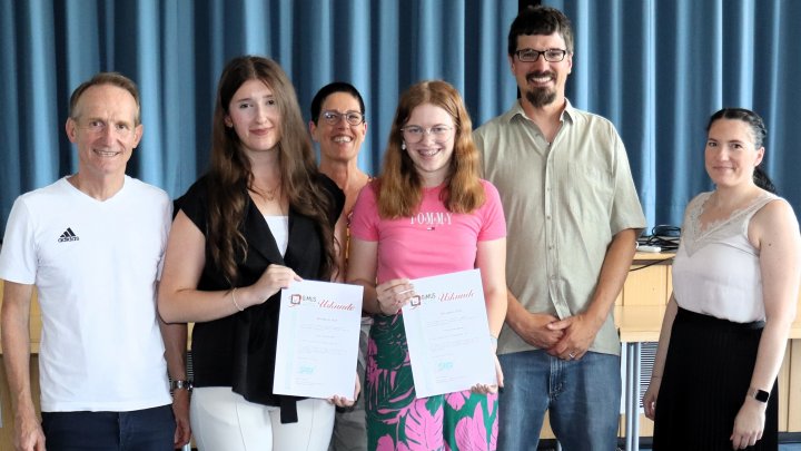 Bei der Preisverleihung in der Sekundarschule Hundem-Lenne (v.l.): Ralf Grobbel, Suela Ahmeti,...