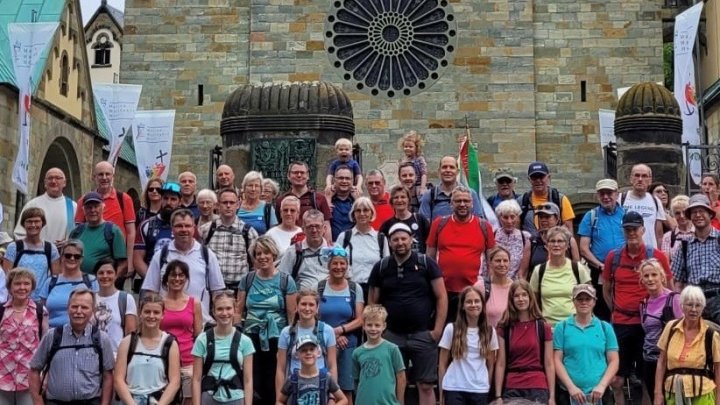 Die Wanderwallfahrer stellen sich vor der Basilika in Werl zum Gruppenfoto auf.