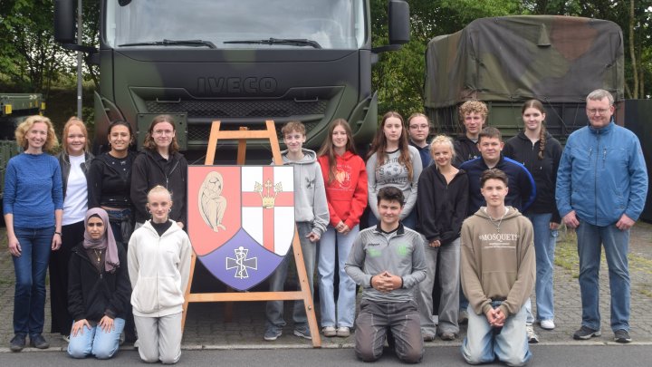 Schüler des Schulsanitätsdienstes am Rivius Gymnasiums Attendorn haben die Bundeswehrkaserne in...