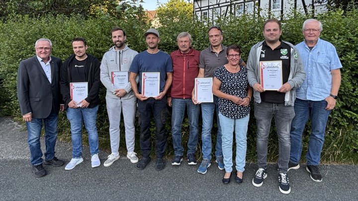 Die Meister der Kreisligen A bis C erhielten von den Staffelleitern und dem FLVW-Kreisvorstand die...