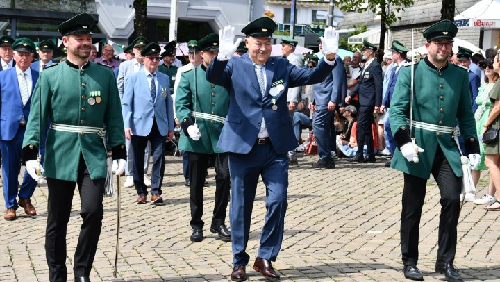 Trommelwirbel, Blasmusik und ein kleiner Seitenhieb nach Attendorn
