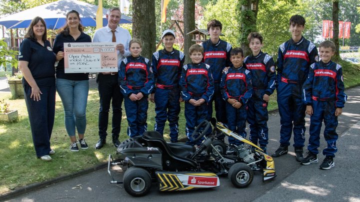 Die Sparkasse hat die Anschaffung eines neuen Elektrokarts für die Kart-Jugendgruppe im Olper...