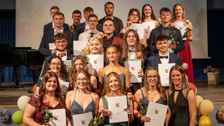 Der Abiturjahrgang 2025 der Gesamtschule Wenden.