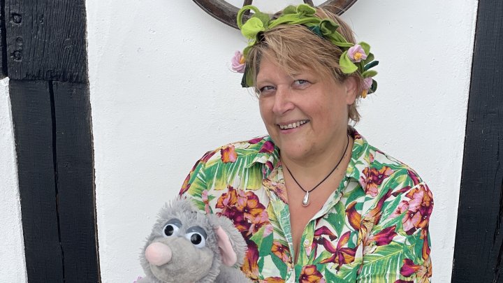 Alexandra Schick alias Frau Holle gestaltet sonntags das Kinderprogramm mit Kinderschminken,...