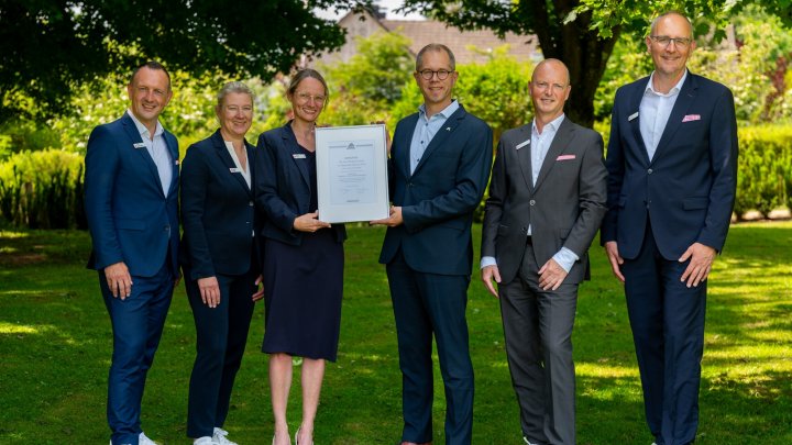 V.l.: Mario Heidschötter (Bereichsleiter Versicherungsservice), Martina Franz (Direktorin...