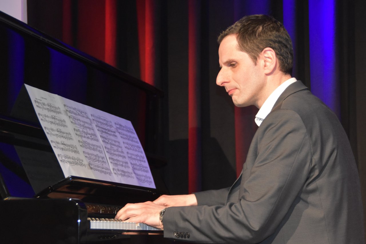 Bürgermeister Christian Pospischil (hier am Klavier bei der Eröffnung des Alten Bahnhofs). von Nicole Voss