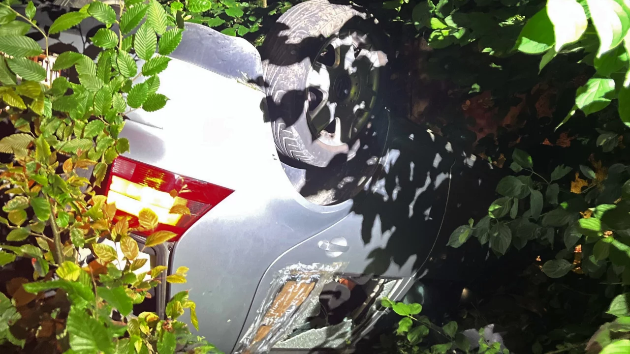 Verfolgungsfahrt: Pkw landet auf dem Dach – Polizei nimmt zwei Männer fest