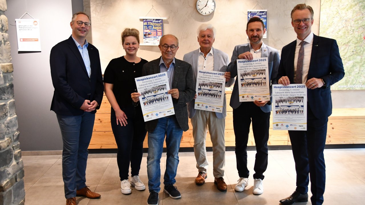 Bei der PK zum Hospizkonzert (v.l.): Michael Forth, Hannah Franzen, Martin Schäfer, Dietmar Meeser, Bürgermeister Björn Jarosz und Bürgermeister Tobias Puspas. von Nicole Voss