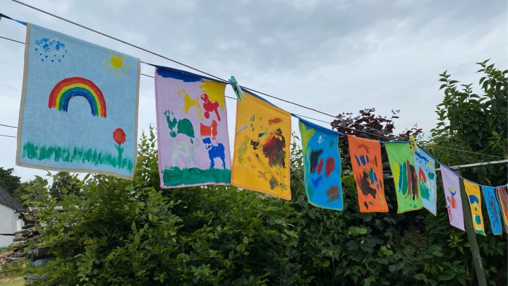 Kinder und Senioren aus der Gemeinde Wenden haben bunte Wimpel für die neue Dekoration bei „Lago...