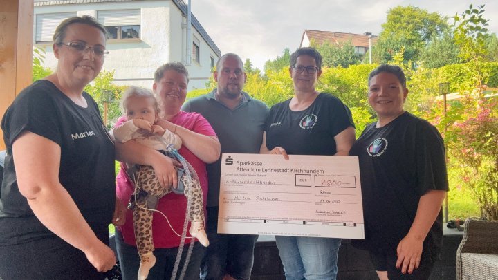 Den Erlös aus dem Kinderbasar spendete der Verein Familie Butzkamm (v.l.): Marlen Müller, Nadine...