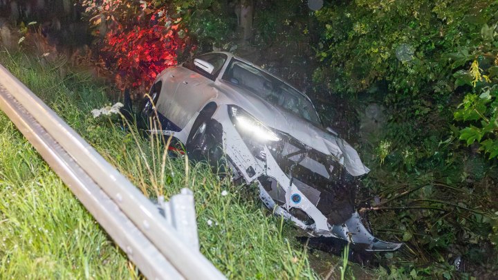 Der BMW i4 landete in der Böschung.