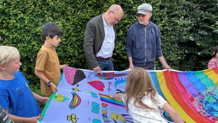 Kinder des kjkHauses hissen selbstgestaltete Flagge am Rathaus