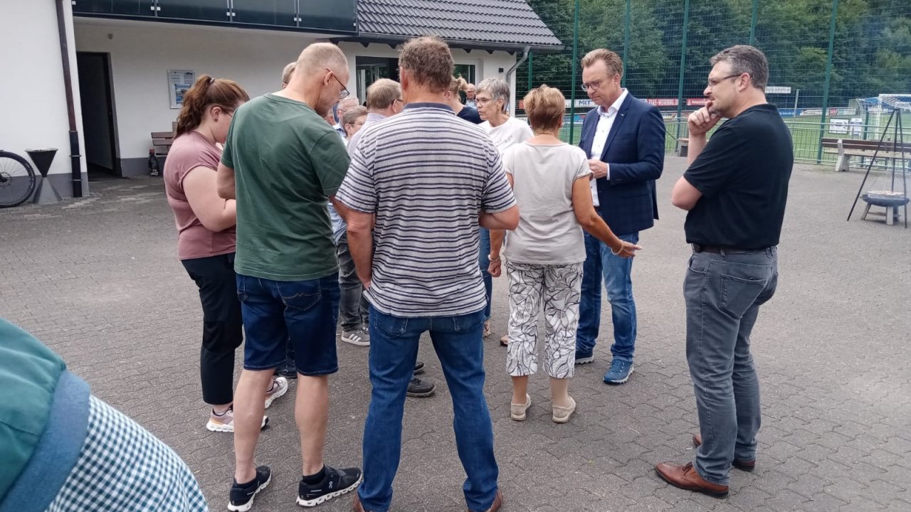 Bei ihrer Dörfertour hat die CDU Lennestadt jetzt Station im Veischedetal gemacht. von CDU Lennestadt