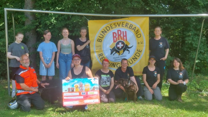 Sechs GymSL-Schüler erlebten einen spannenden Tag bei der Rettungshundestaffel Siegen-Wittgenstein.