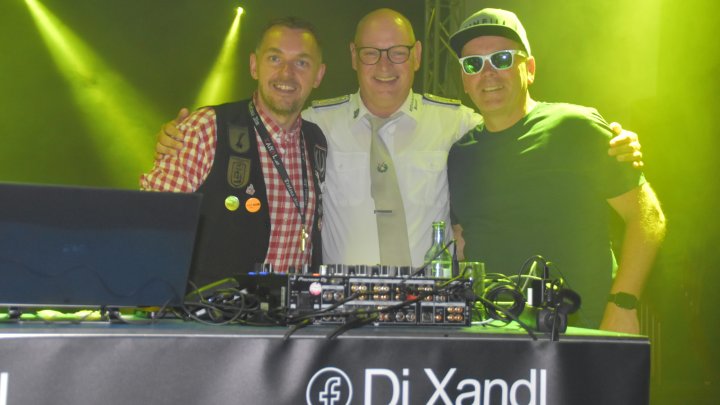 DJ Xandl (l.) im vergangenen Jahr in Maumke mit zwei seiner Fans.