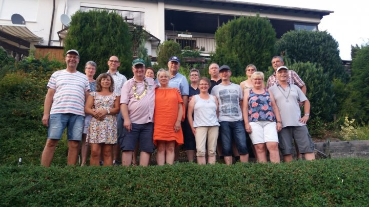 Die Truppe im 45-jährigen Bestehensjahr im Jahr 2000 mit dem Kaiserpaar Matthias und Bettina...