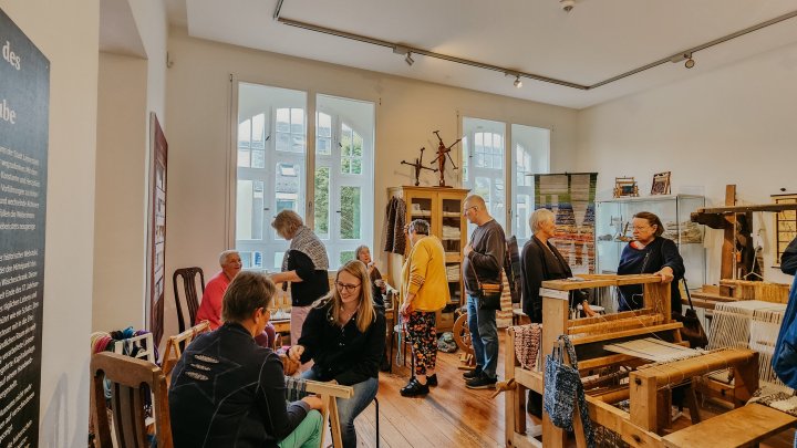 In der Museumswebstube steht diesmal unter anderem das Thema Upcycling im Mittelpunkt.