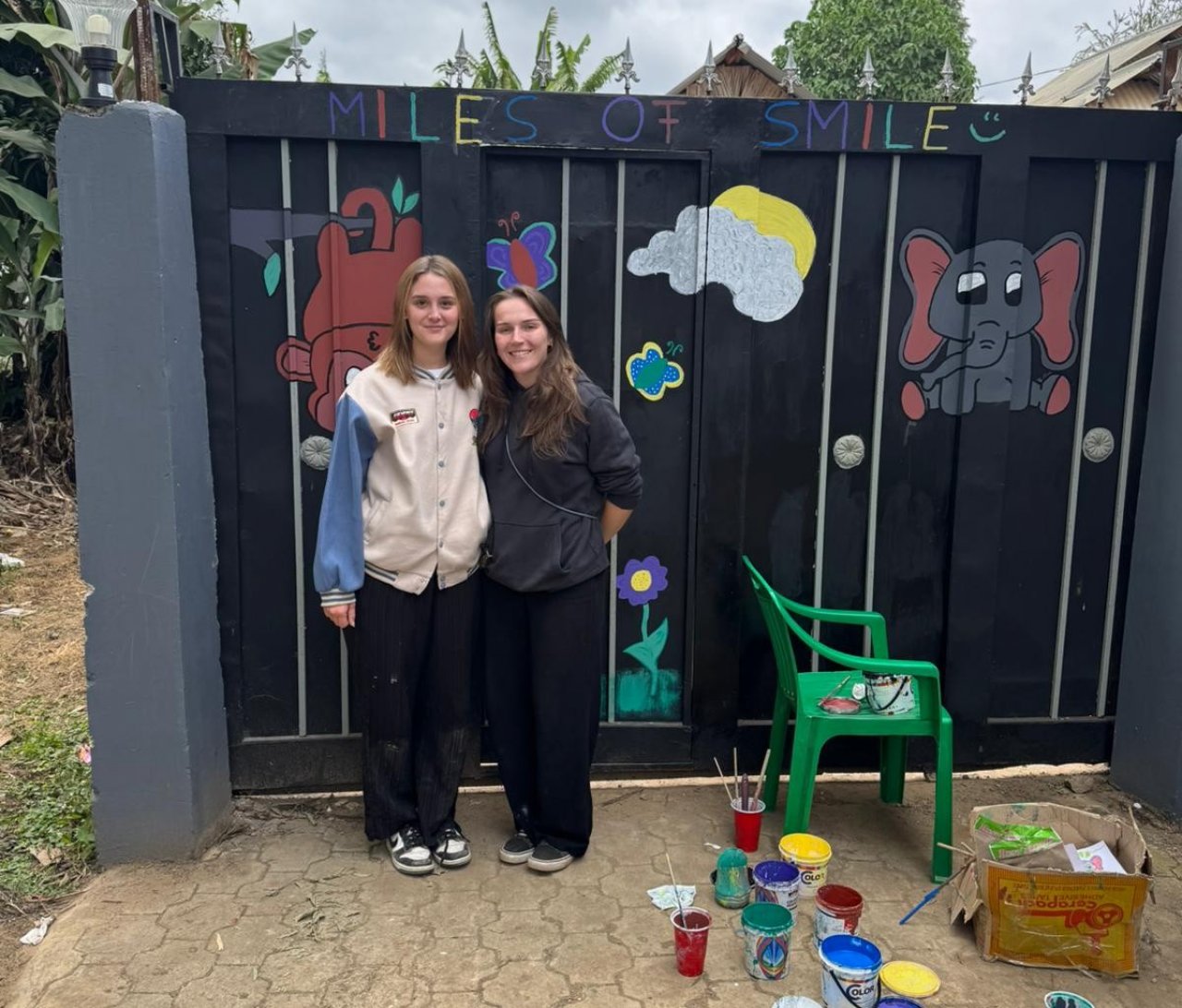 Lina (r.) und Lucy (l.) haben sich vorgenommen, das Eingangstor der Kindertagesstätte bunt zu gestalten. von privat