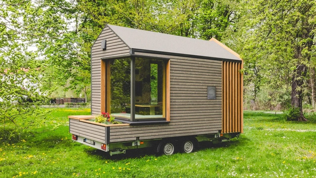 Das Tiny Space in Drolshagen ist ein mobiler Anhänger, der zum Arbeiten ausgestattet ist. von JSJ Tiny Life GmbH