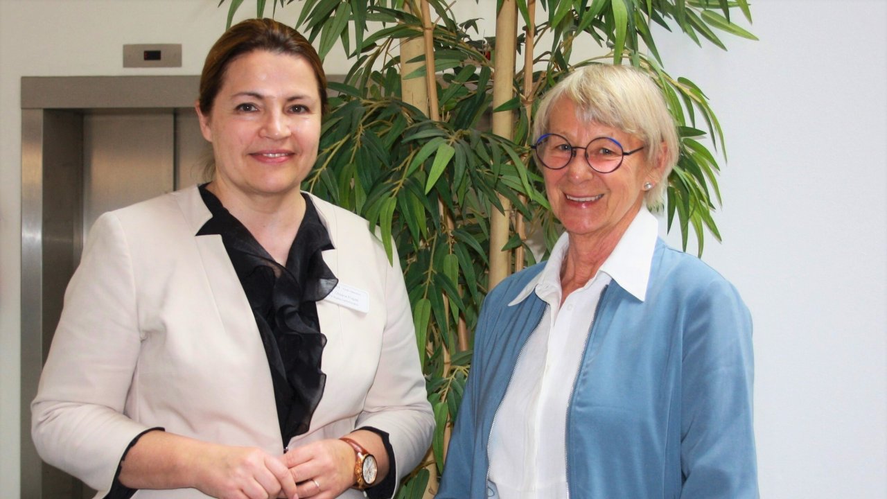 Dr. Oksana Prajzel (l.) mit der Künstlerin Gudrun Trudewind. von Helios Klinik