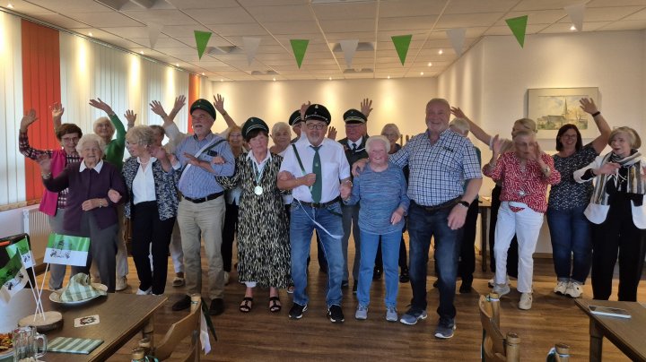 Beim ersten Seniorenschützenfest in Rahrbach sicherte sich Hildegard Jung (Mitte, mit ihren...