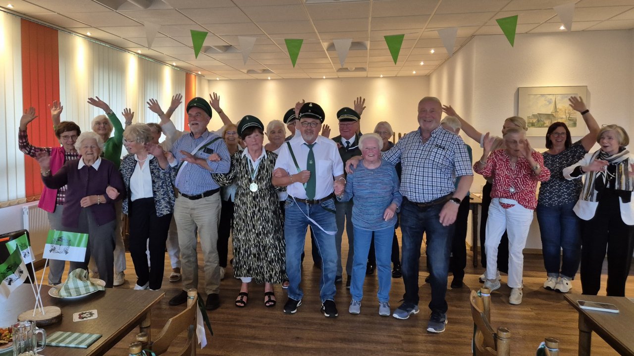 Beim ersten Seniorenschützenfest in Rahrbach sicherte sich Hildegard Jung (Mitte, mit ihren Offizieren), den Titel. von privat