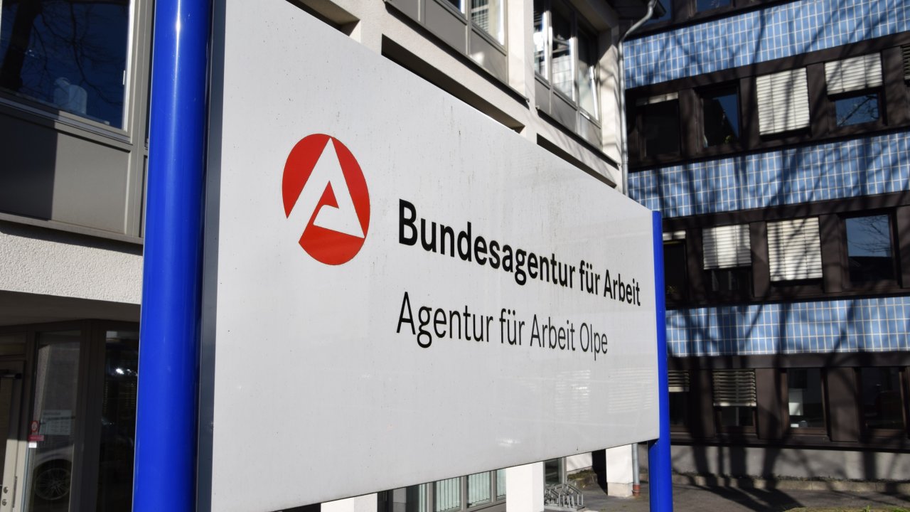 Die Olper Geschäftsstelle der Agentur für Arbeit. von Sven Prillwitz