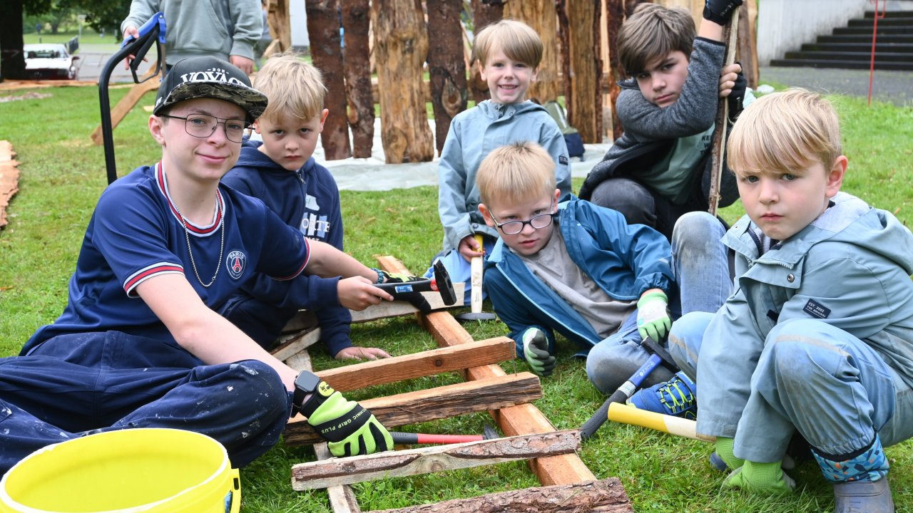 Bei der Wald- und Hüttenbauwoche der OT Olpe wird fleißig gewerkelt. von Jana Becker