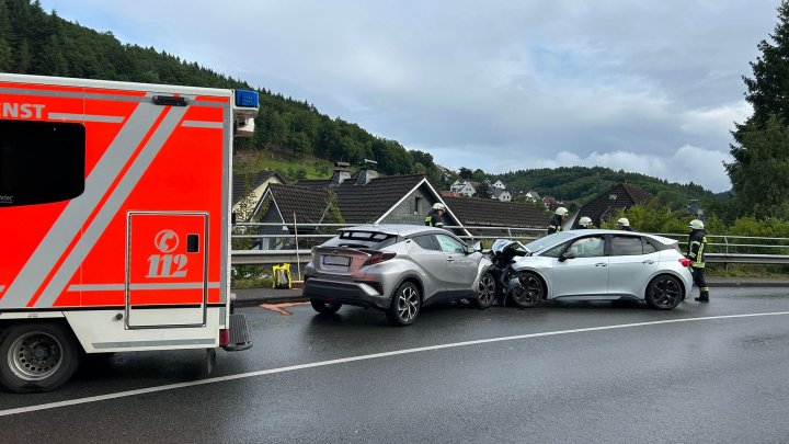 In Meggen sind zwei Autos frontal zusammengestoßen.