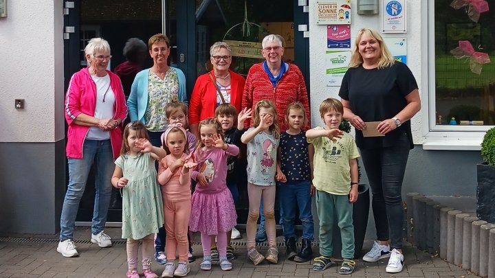 300 Euro konnten jetzt an den Kindergarten Zauberwald in Langenei übergeben werden.