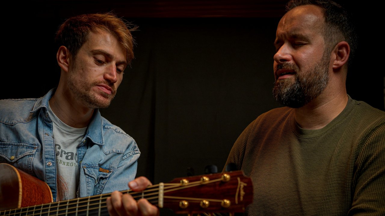 „Knockin’ On Penny’s Duo“ spielen auf dem Dorffest Ostentrop. von Helge Heinze