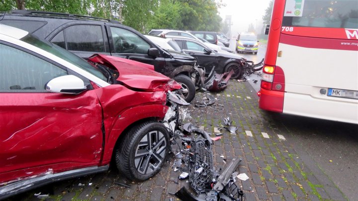 Der Bus beschädigte insgesamt neun geparkte Autos.