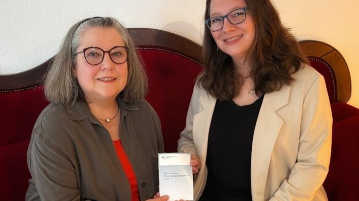 Die Antidiskriminierungsberatung beim DRK-Kreisverband Olpe, Karin Blumentrath (l.), verabschiedet...