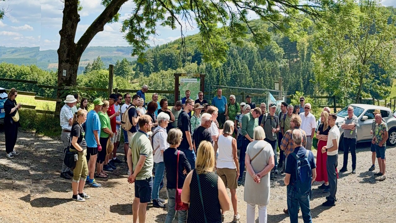 Etwa 60 Bürger informierten sich über den Bürgerwindpark Attendorn. von privat