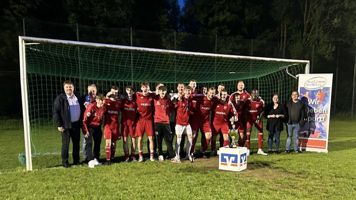 Der FC Lennestadt hat den Lennestadtpokal gewonnen (v.l.): den stellvertretenden Bürgermeister der...