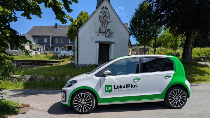 Das Versteckspiel hat ein Ende: Die LokalPlus-Redaktion parkte den Loki an der Josefs-Kapelle in...