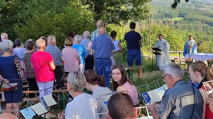 Unter freiem Himmel - wenn das Wetter mitspielt - und zur musikalischen Begleitung des Musikzuges...